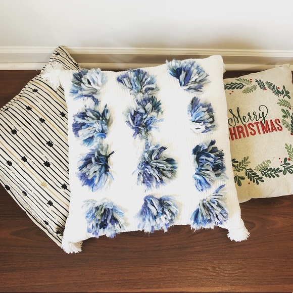 Tufted Pom Pom white accent pillow with tassels - Picture 3 of 3